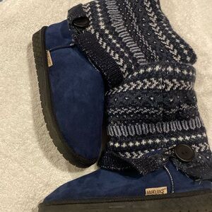 Muk luks blue size 7